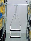 ZARGES Z500. Передвижные поворотные стеллажные лестницы для работы в проходе между стеллажами, широкие клепаные ступени  
